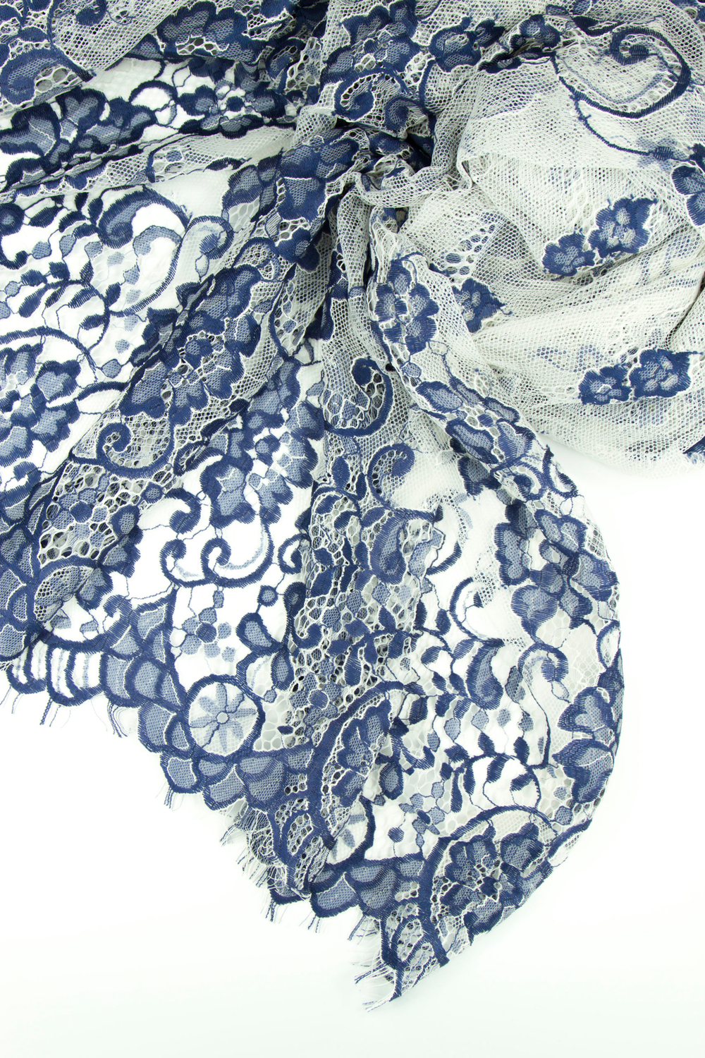 Кружевное полотно шантильи экрю с синим 2,9м х 1,45м