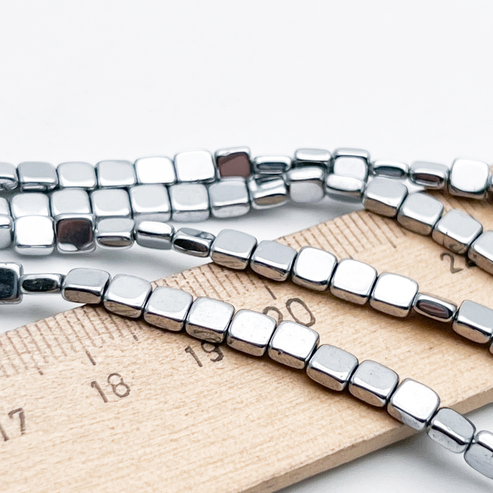 Гематит Квадрат бусины (имитация), цвет серебристый, размер около 4 мм, цена за отрезок 19 см (1/2 нити)