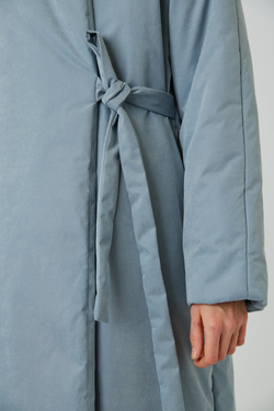 Зимнее пальто на запах из серо-голубой бархатистой мембраны