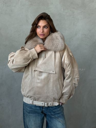 Бежевый пуховик из эко-замши с мехом песца и планкой
