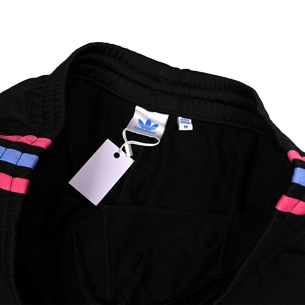 Женские свободные спортивки Adidas Originals черного цвета с разноцветными полосками, М