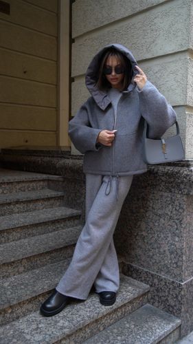 Утепленная серая куртка с капюшоном