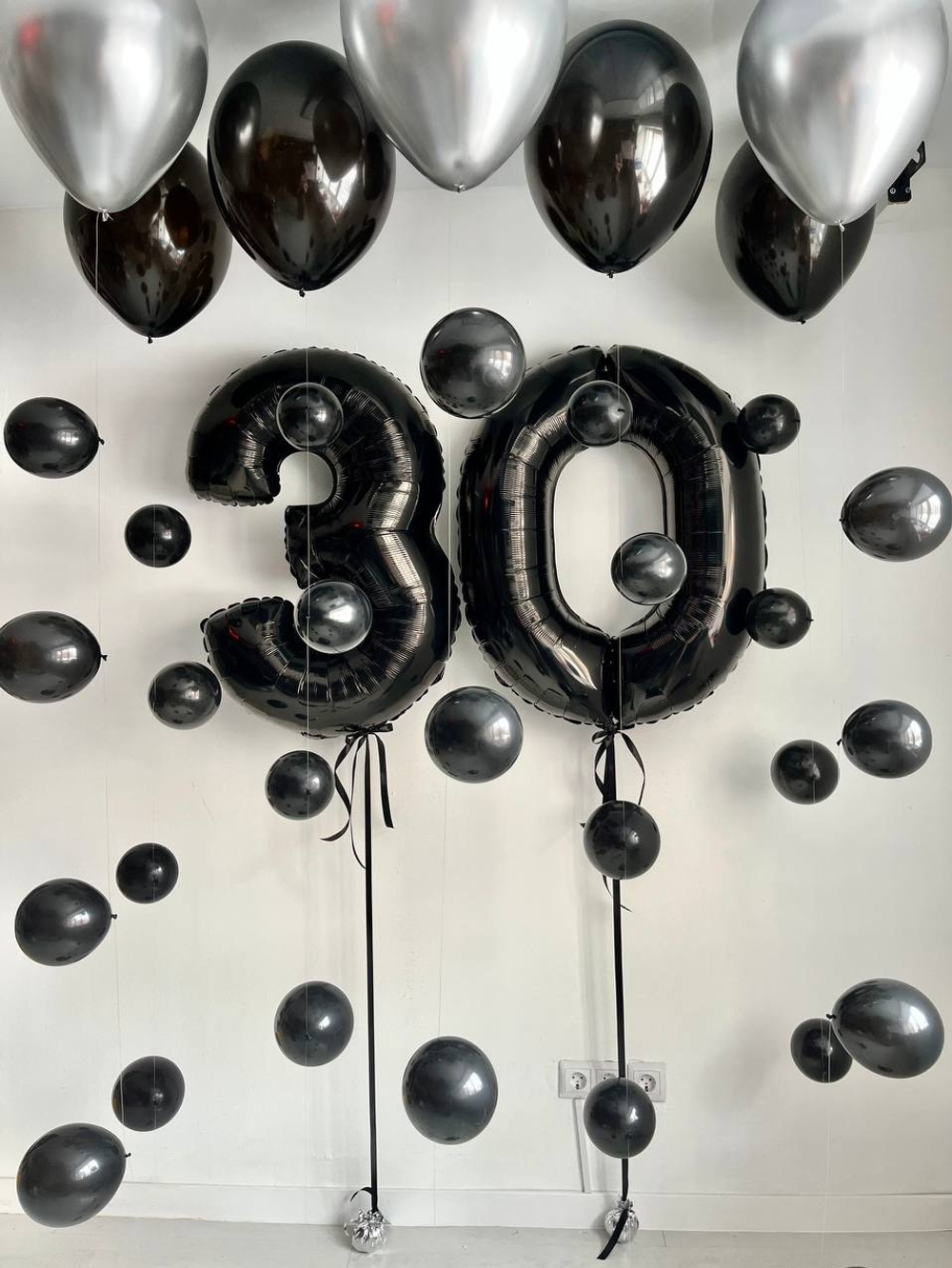 Воздушные шары на 30 лет черный/серебро, мини фотозона №2656