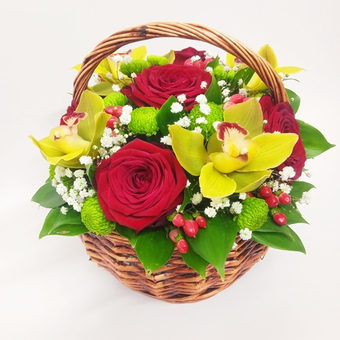 Корзина с розой и орхидеей