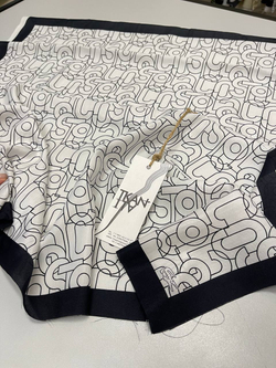 Платок-купон смесовый необработанный, плетение твил (Lacoste, 70%вискоза/30%шелк, 68*68, Жемчужный фон/черная надпись бренда и черная кайма по периметру платка, 54 гр/м2)