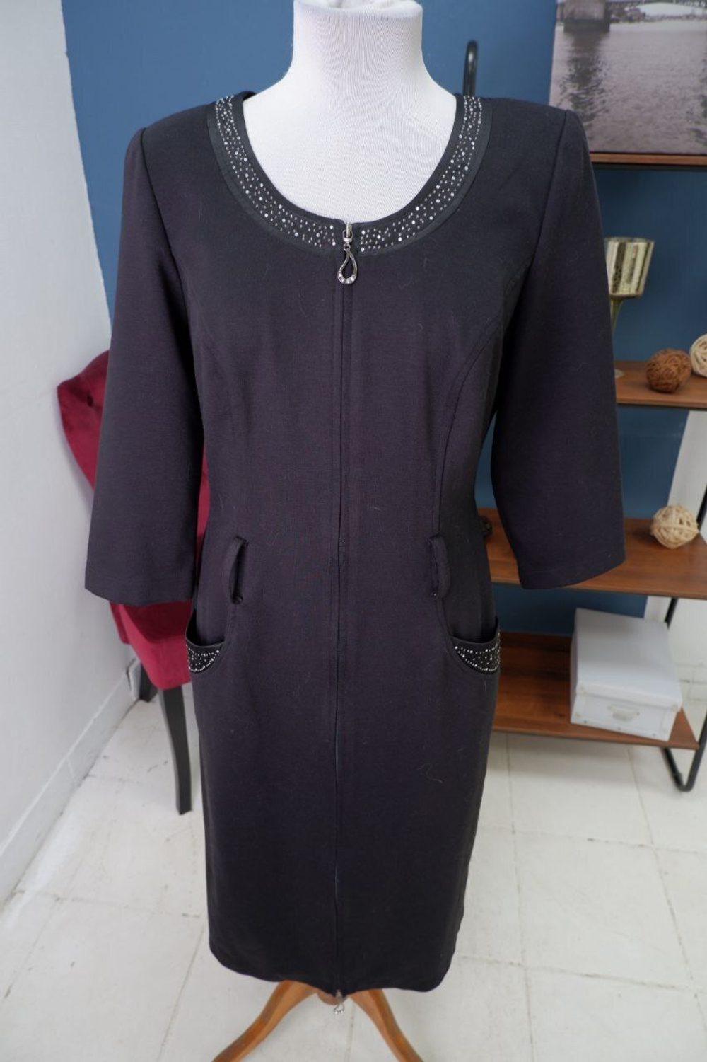 Платье лаконичного дизайна 42/44 размер