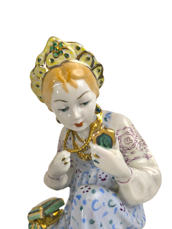 Фарфоровая статуэтка "Малахитовая шкатулка" ЛЗФИ