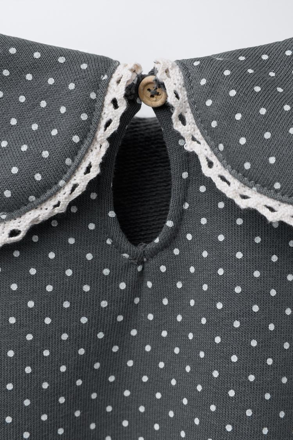 ZARA ТОЛСТОВКА С ПРИНТОМ, ОТЛОЖНЫМ ВОРОТНИКОМ И КРУЖЕВОМ, СЕРЫЙ