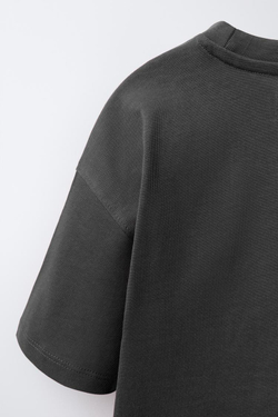 ZARA ФУТБОЛКА ИЗ ПЛОТНОЙ ТКАНИ С ВЫШИТОЙ НАДПИСЬЮ, АНТРАЦИТОВО-СЕРЫЙ