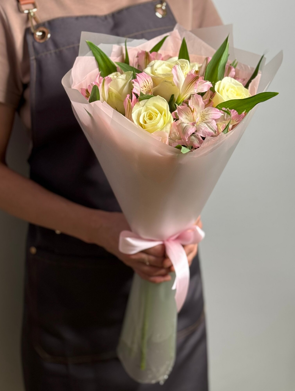 Букет из живых срезанных цветов роз и альстромерий, белые розы 5 шт.