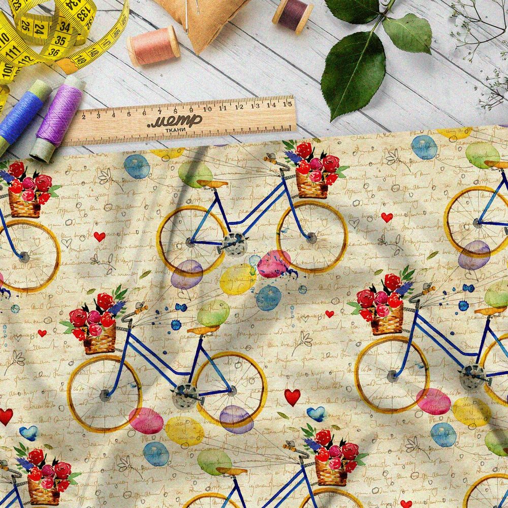 Ткань лён велосипеды с щариками и розами на фоне письма