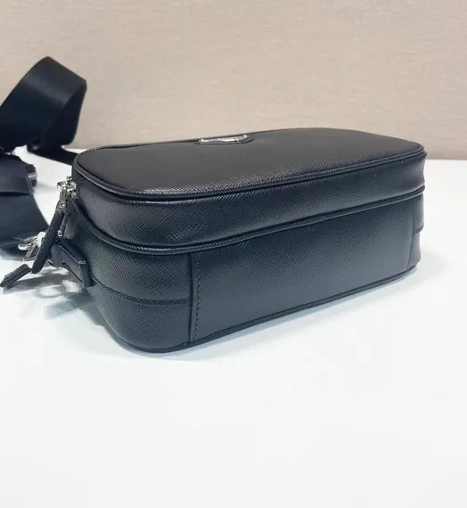 Сумка через плечо Prada из кожи Saffiano
