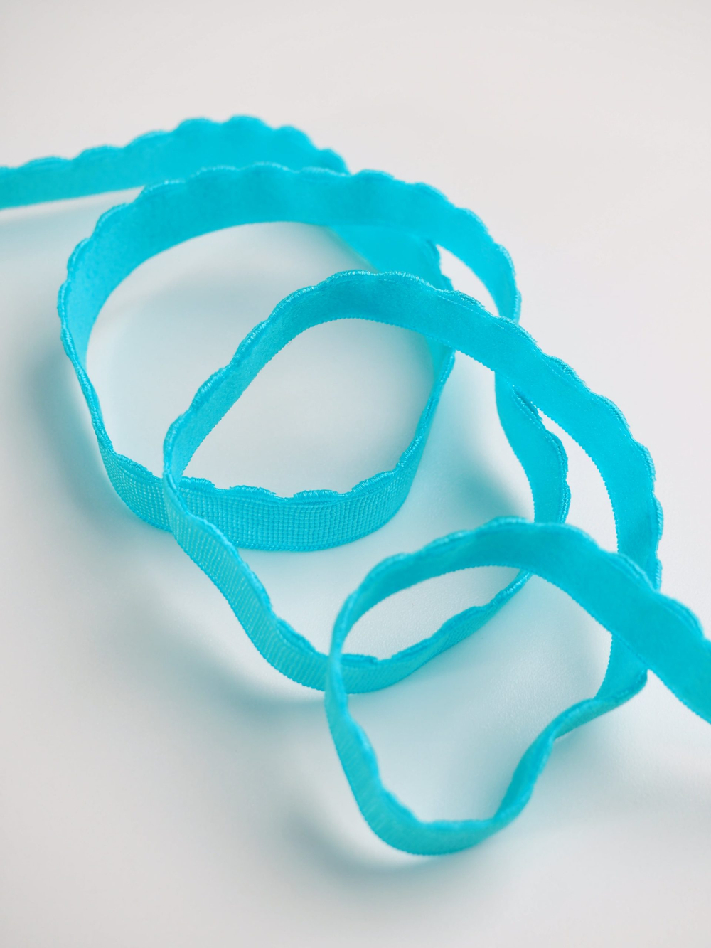 Резинка отделочная ярко-голубая ажурная ширина 12 мм с учетом фестона