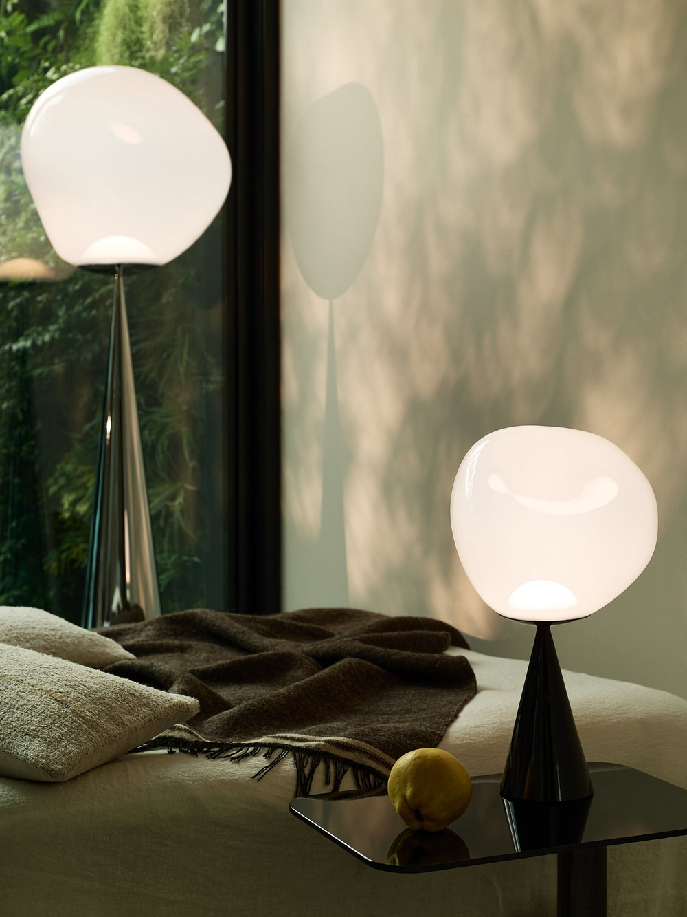 Настольная лампа Melt Cone Fat opal/black