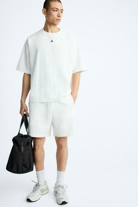 ZARA ФУТБОЛКА ГЕОМЕТРИЧЕСКОГО КРОЯ, ЖЕЛТОВАТО-БЕЛЫЙ