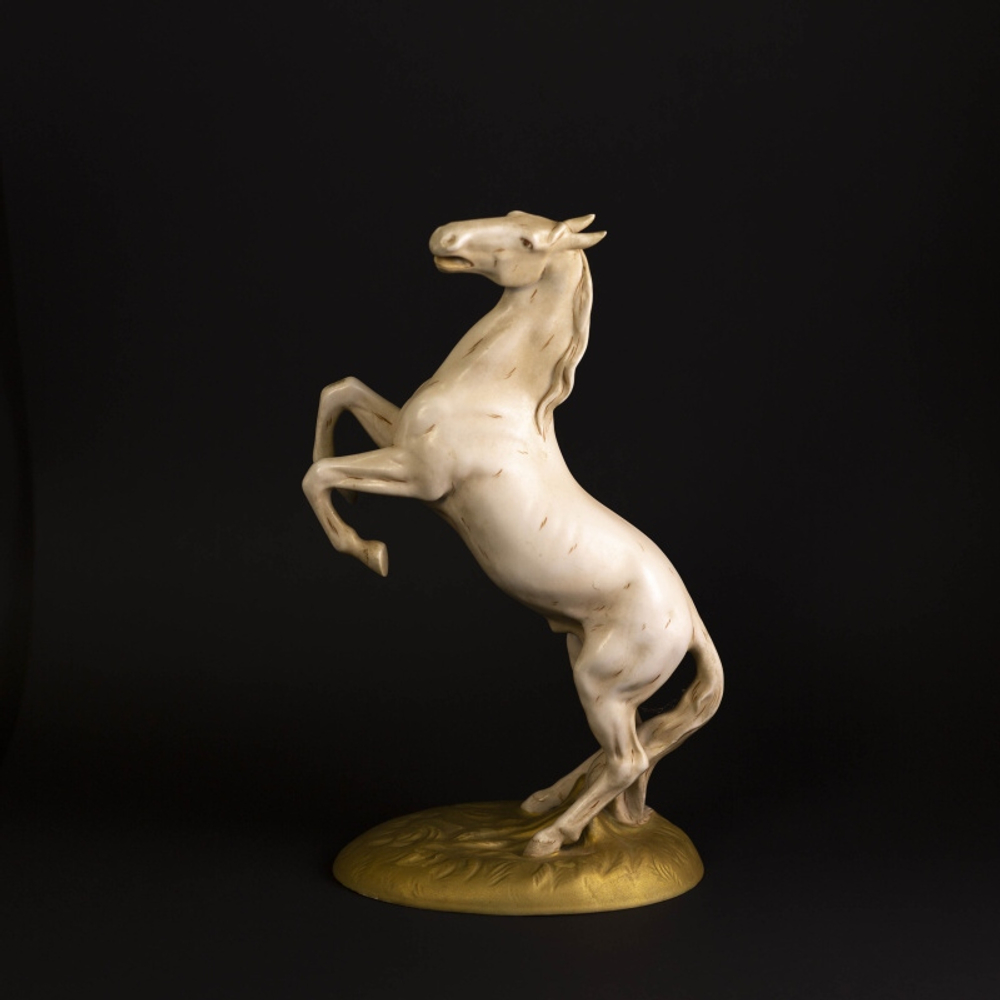 Фарфоровая фигура «Белый конь»