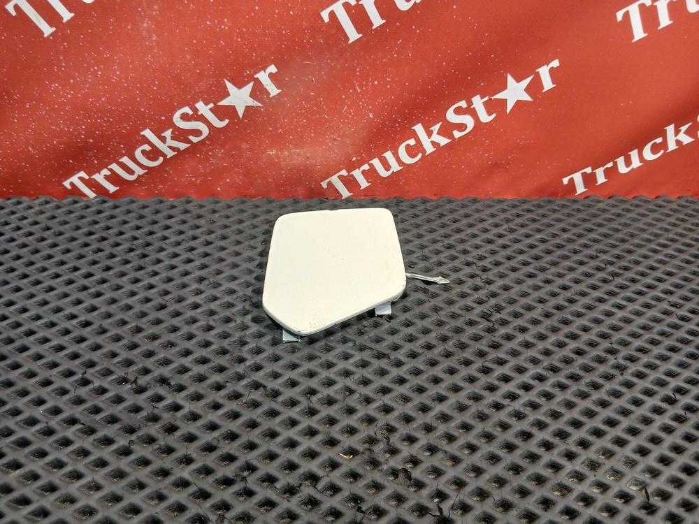 Заглушка бампера левая