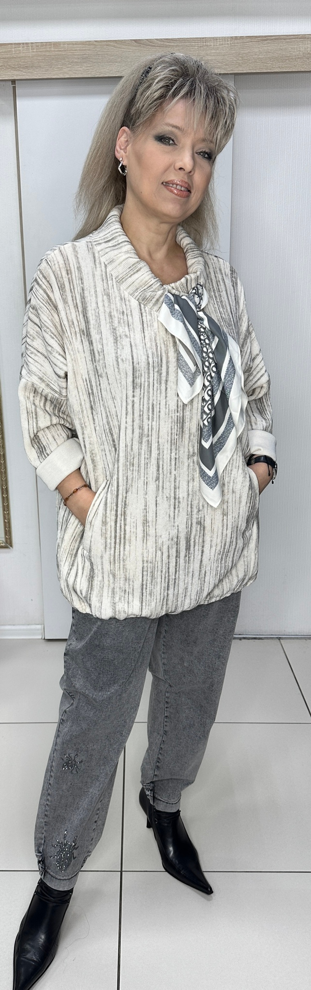 Светлый нарядный блузон-туника с галстуком