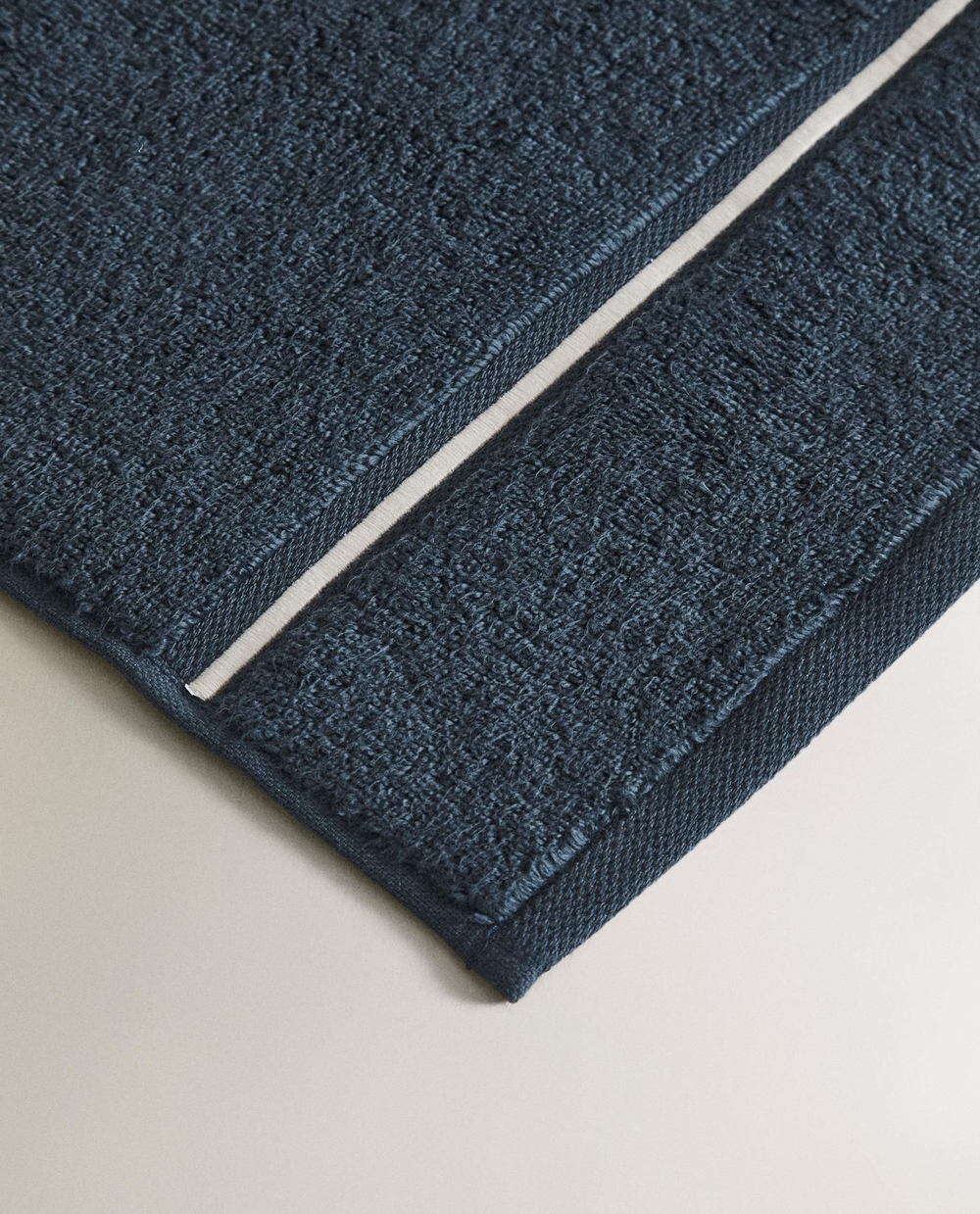 Zara Home - Банное полотенце с вышитым бордюром, синий, 90х150 см