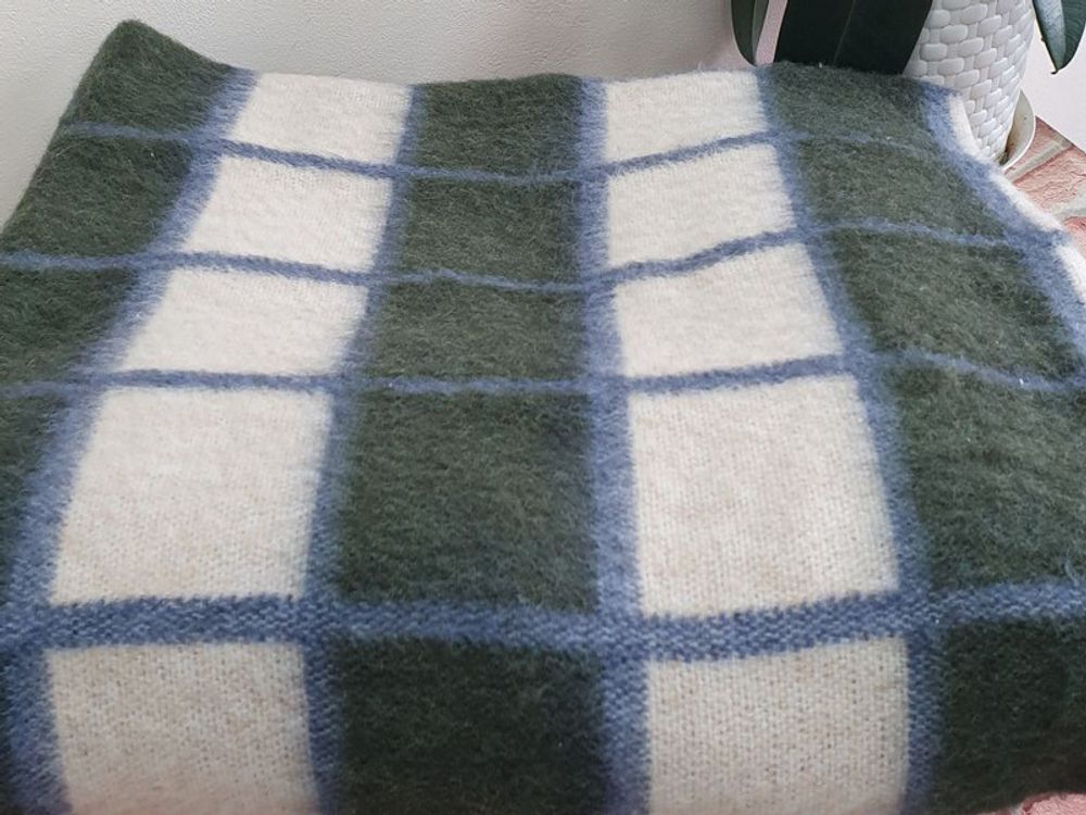 Одеяло полушерстяное "ВВ. СИНЕ-ПЕСОЧНАЯ КЛЕТКА С ЗЕЛЁНЫМ" ОПШ-1, 50% шерсть, плотность 400 г/м2, Россия.