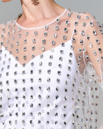 Платье длины мини с отделкой кристаллами Swarovski и премиальными перьями страуса