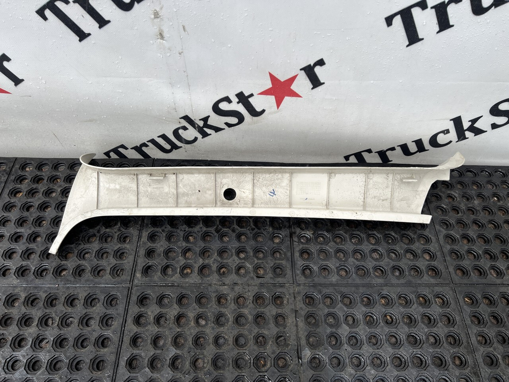 Накладка стойки лобового стекла правая 2023г