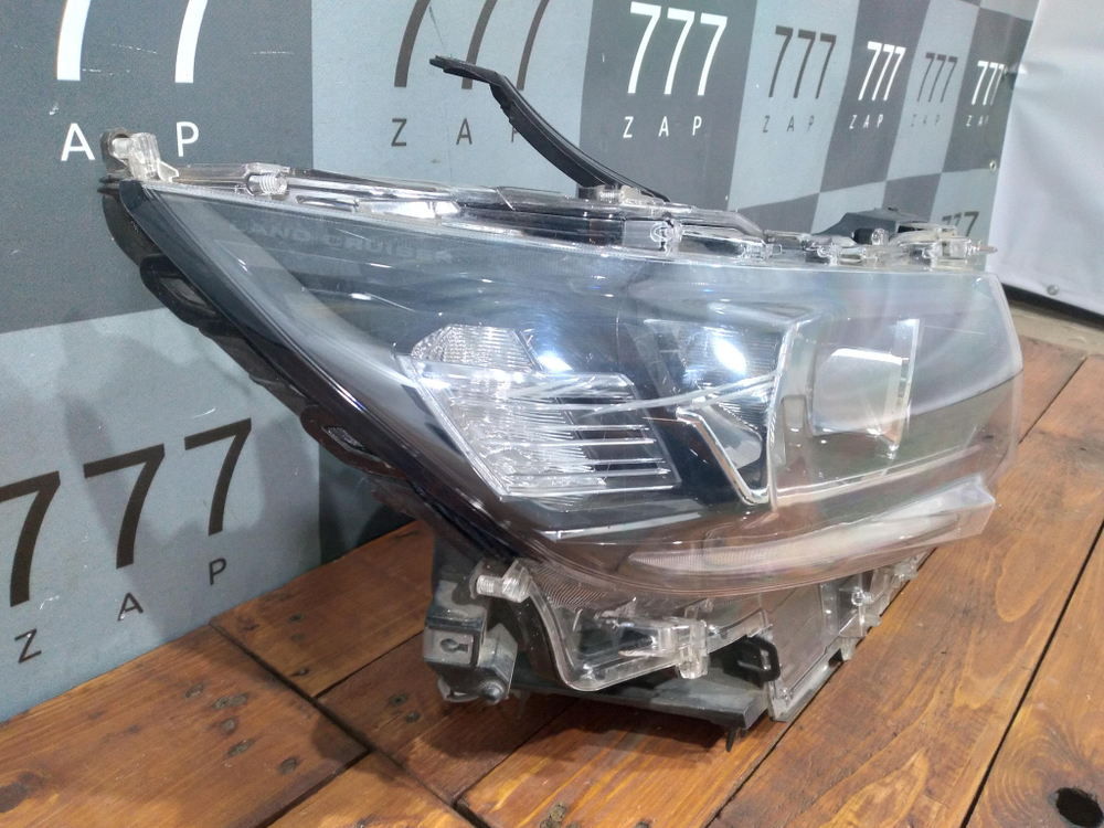 Фара правая Toyota Land Cruiser Prado 150 17-24 Б/У Оригинал 8114560N20