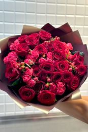 Букет «Яркая любовь» (розы кустовые, гиперикум, розы одноголовые)