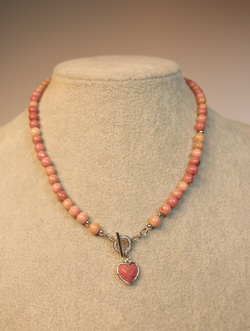 Колье из родонита «Розовое сердце»