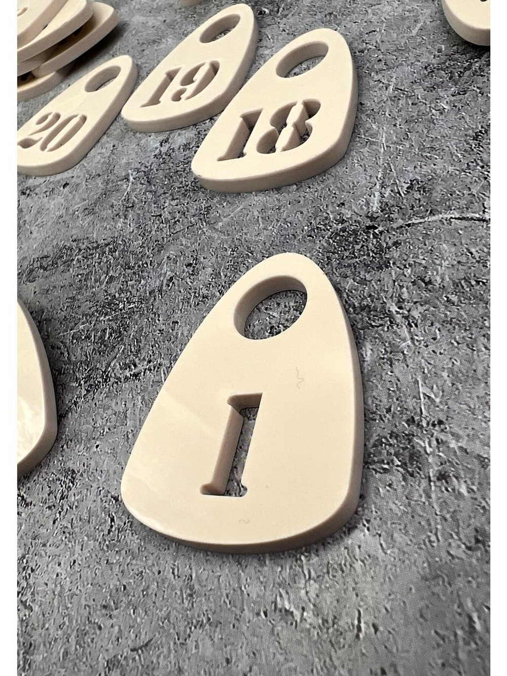 Номерки для гардероба прорезные