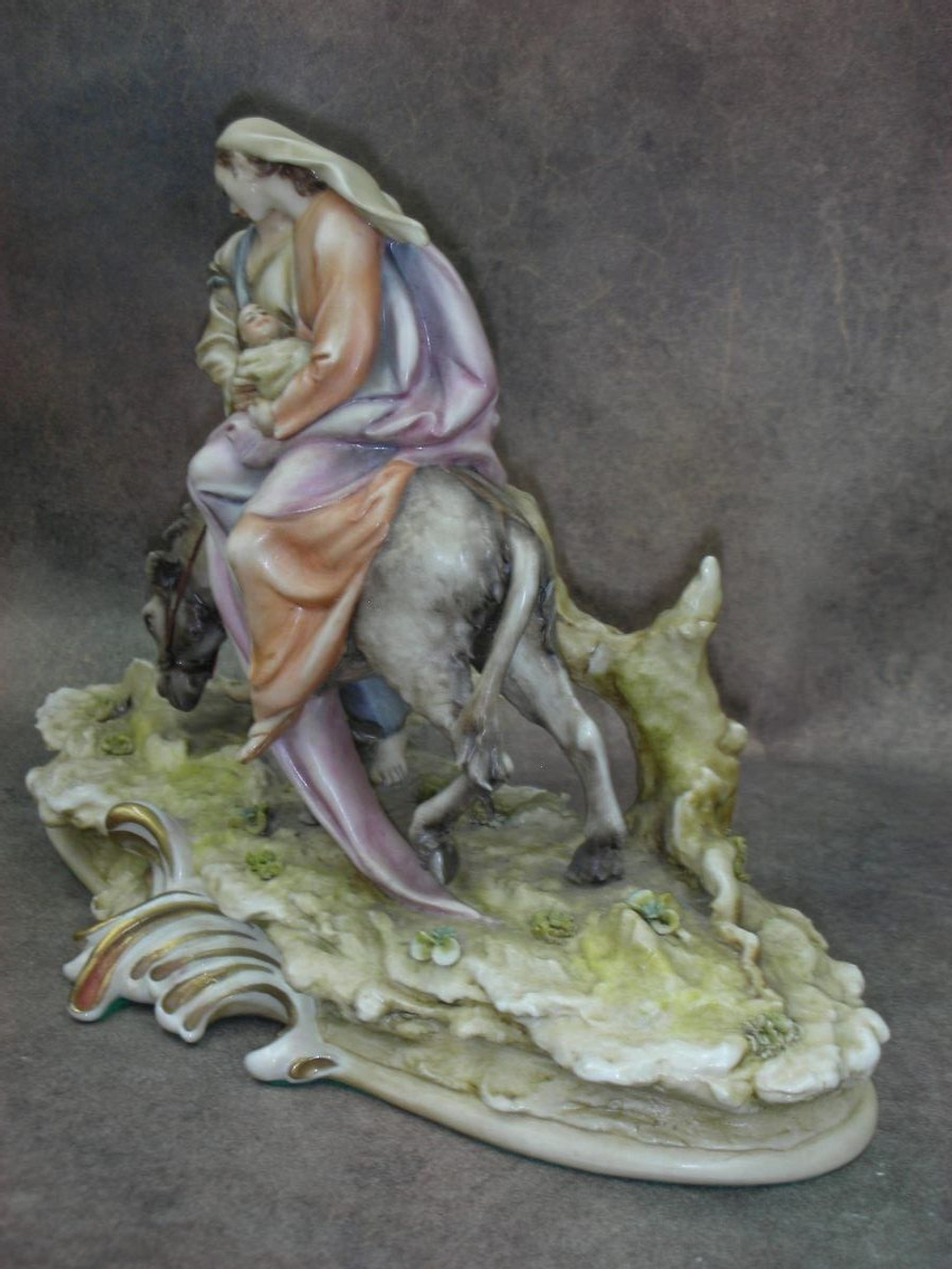 Статуэтка. Фарфор. Бегство Святого семейства в Египет. Capodimonte. Италия