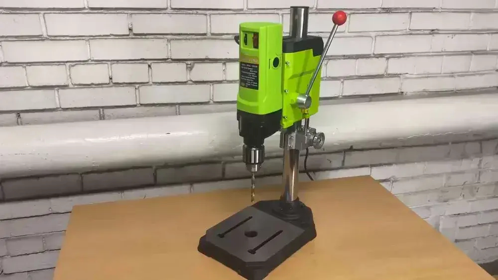 Станок сверлильный настольный BG-5157 для широкого спектра материалов, 0-800 об/мин, 1050 Вт, плавная регулировка оборотов, трехкулачковый патрон, стационарная дрель