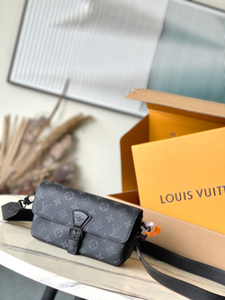 Louis Vuitton Montsouris Wearable Wallet