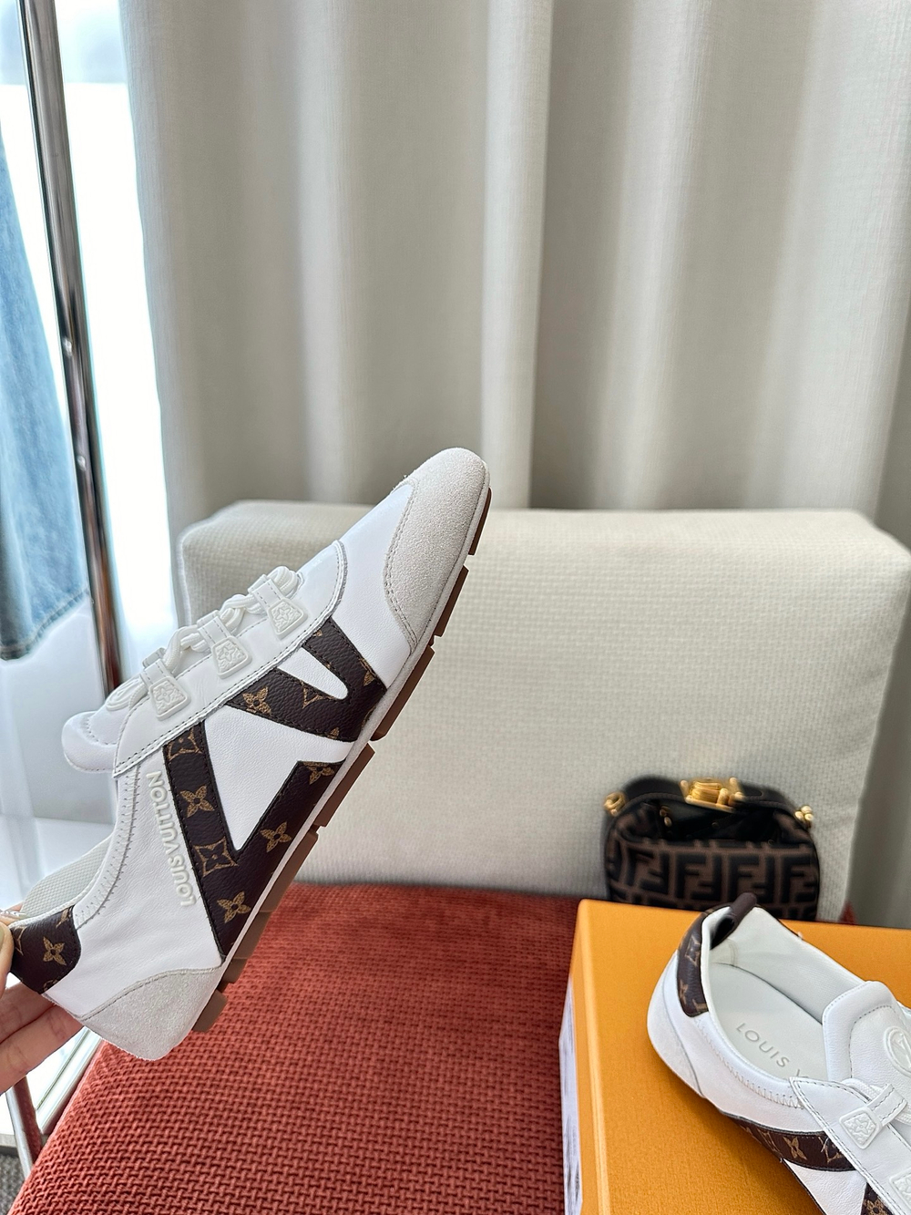 Кроссовки из натуральной кожи