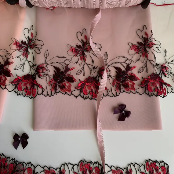 Вышивка на сетке бежевая/слива (левая) 14 см