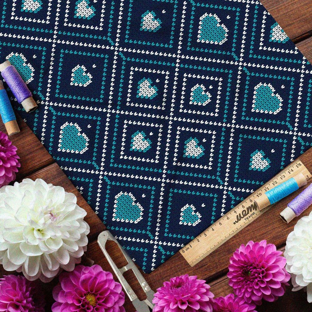 Ткань шелк Армани сердечки в ромбах на синем свитере