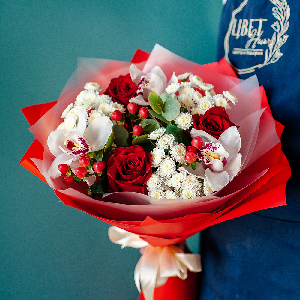 Яркий букет с орхидеей в красных тонах