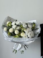 Букет из хризантемы, лизиантуса,орнитогалума, хелеборуса и эвкалипта