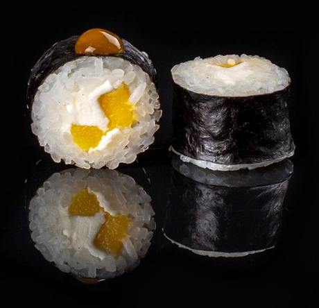 Маки с манго