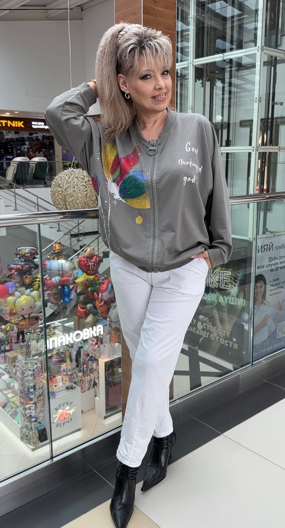 Оливковый трикотажный жакет-бомбер с цветным принтом