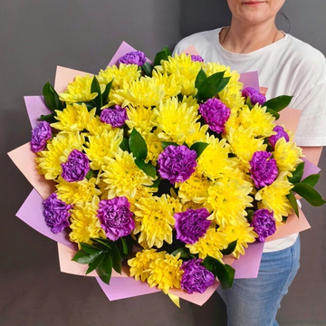 Букет с жёлтыми хризантемами сорта "BALTICA YELLOW" и сиреневыми диантусами