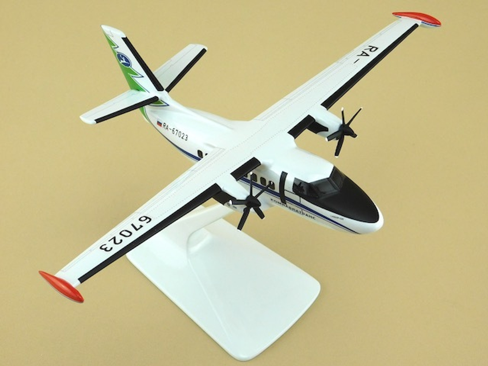 Модель самолета L-410 (М1:72, Комиавиатранс)
