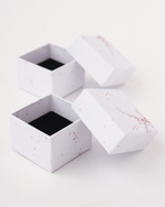 Квадратный футляр с цветочным принтом под кольцо.