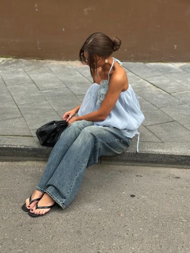 Объемный голубой топ из шифона с брошью