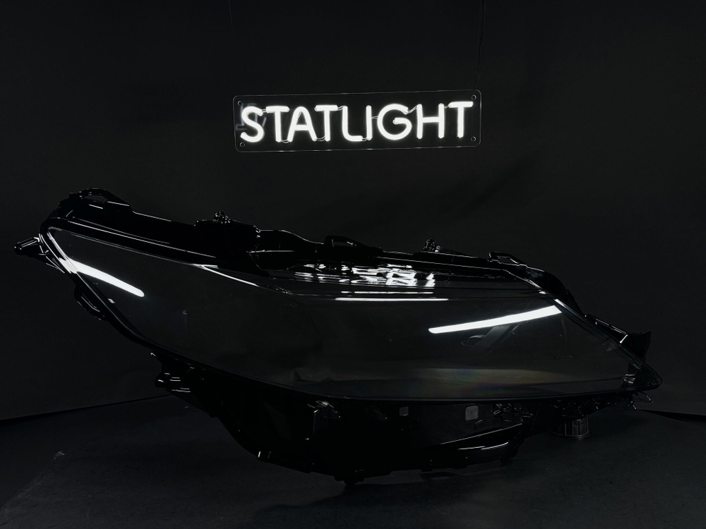 Правое стекло фары Toyota Camry XV70 рест 2017-2020