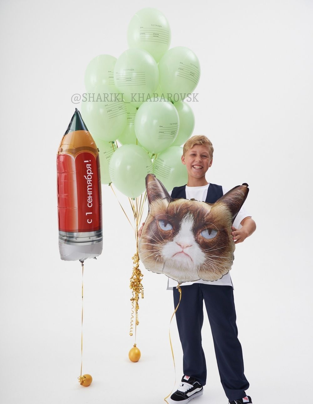 Мальчик с шарами на 1 сентября — шар-карандаш, шары «тетрадь» и кот 