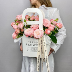 «Карамельный сироп» кустовые пионовидные розы в сумке