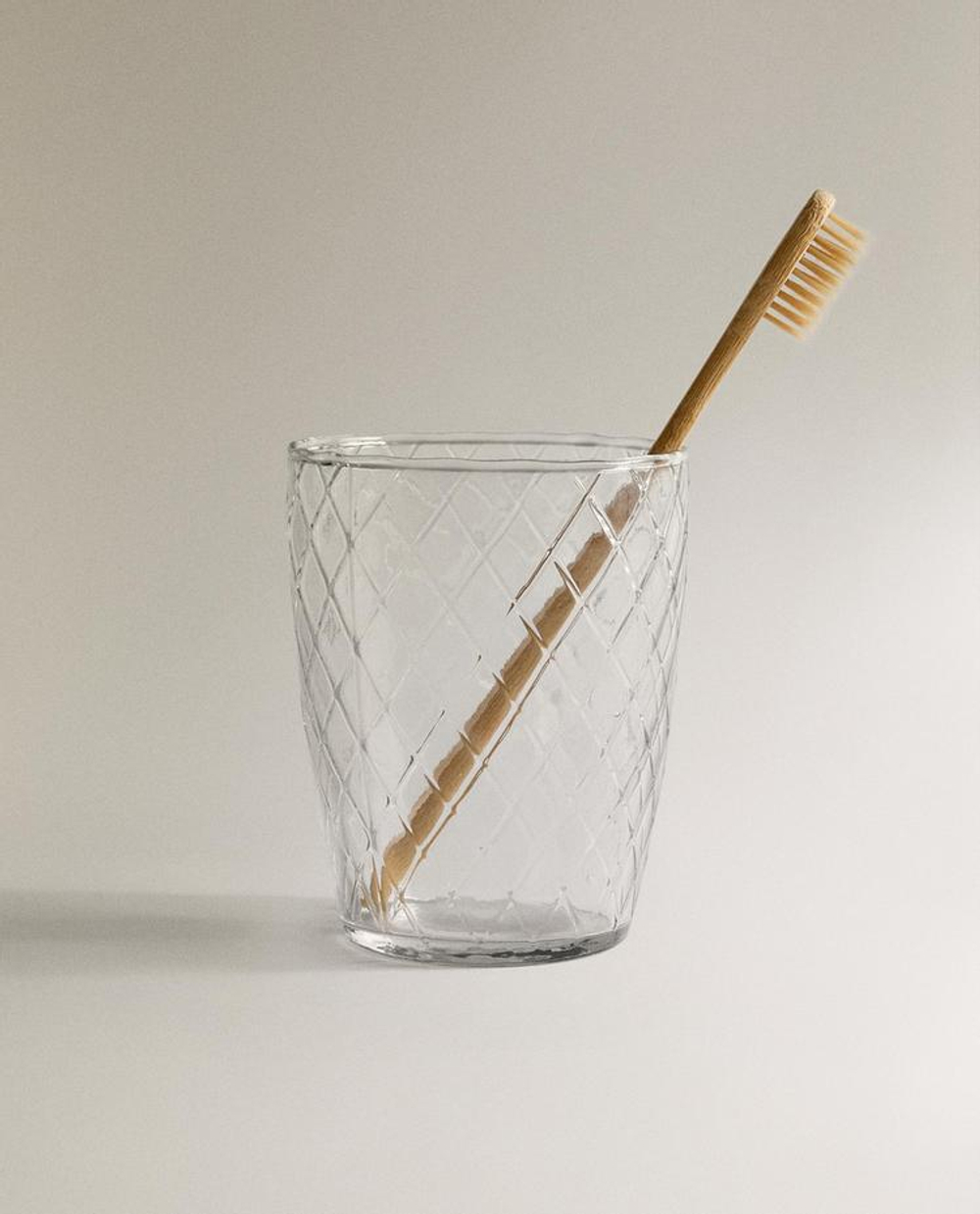 ZARA HOME СТАКАН ДЛЯ ЗУБНЫХ ЩЕТОК С УЗОРОМ «РОМБЫ», ПРОЗРАЧНЫЙ