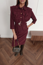 Платье из спандекса с акцентными плечами и карманами