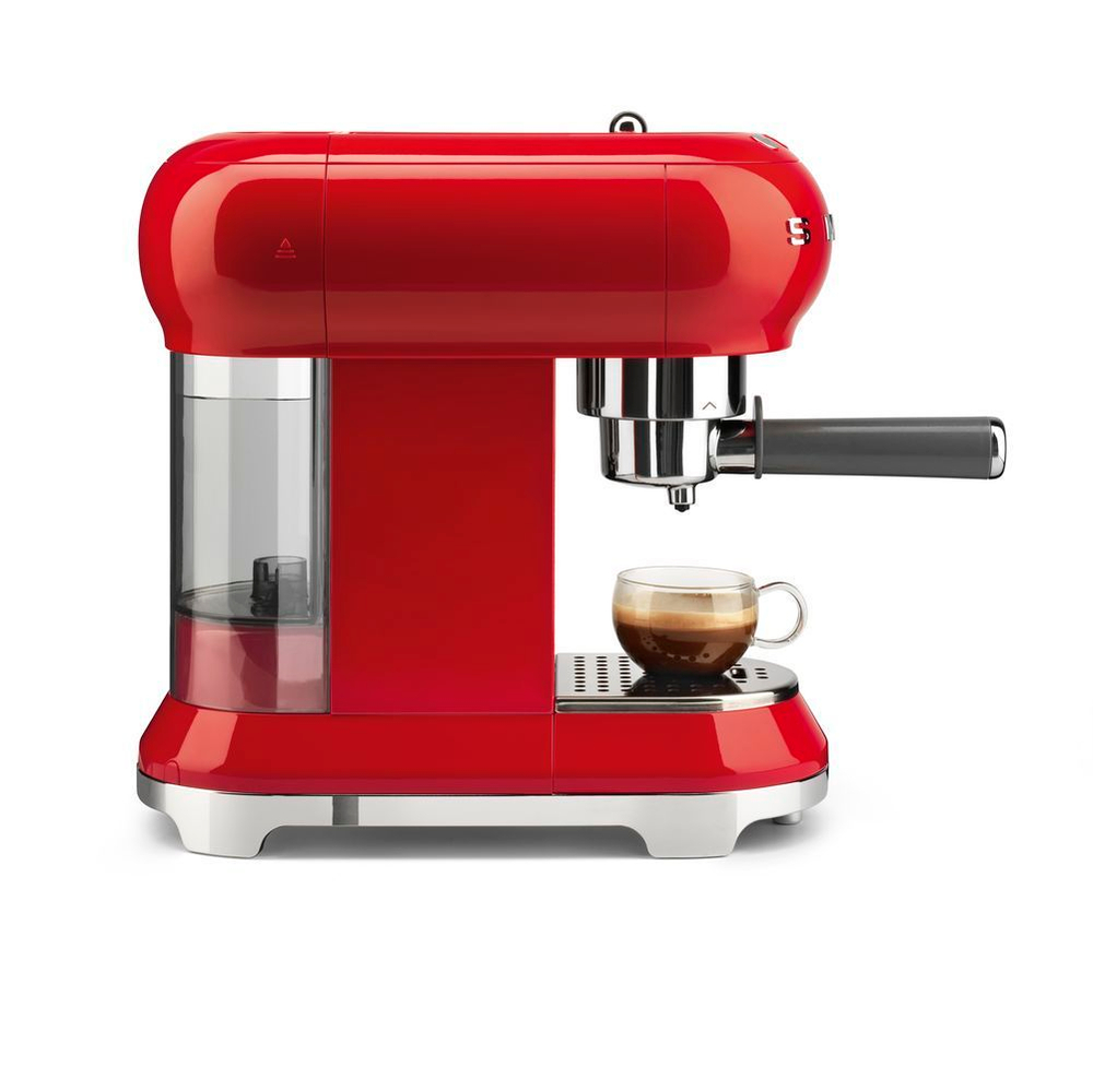 Кофемашина эспрессо Smeg Стиль 50-х годов красная Италия вид сбоку кофе
